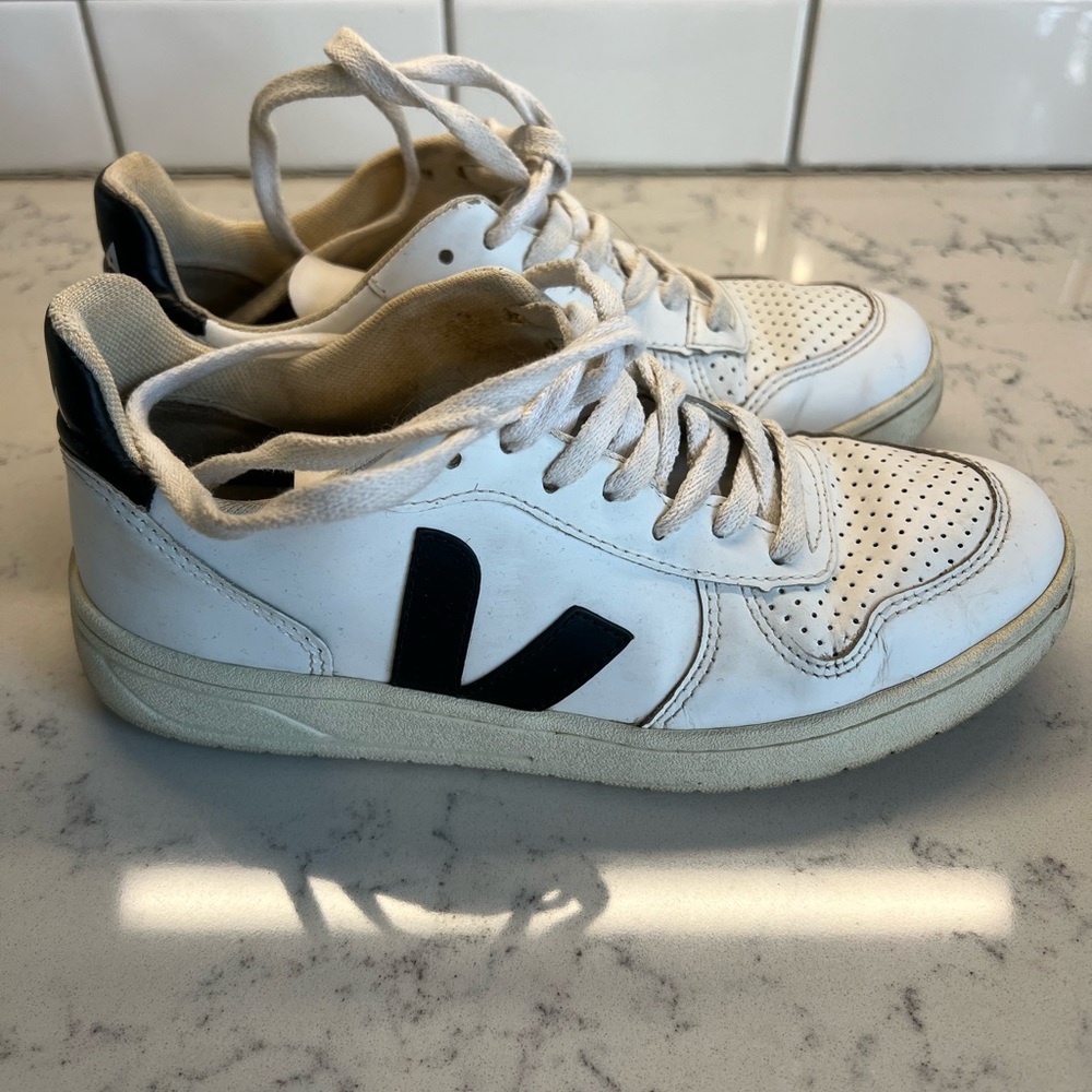 Veja V-10 white with black size 37
